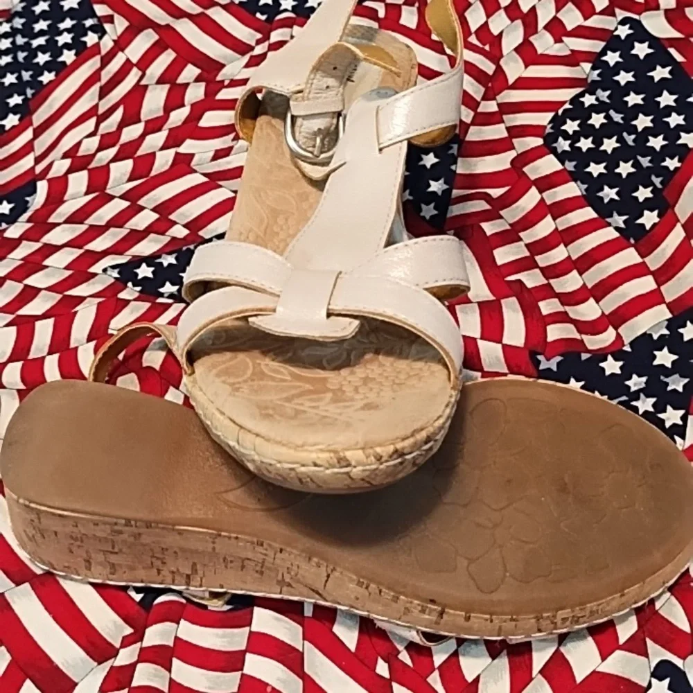 Easy Street Strictly Comfort EUC Tan Sandals Strappy Design Buckle Closure. 8M. - Picture 5 of 7